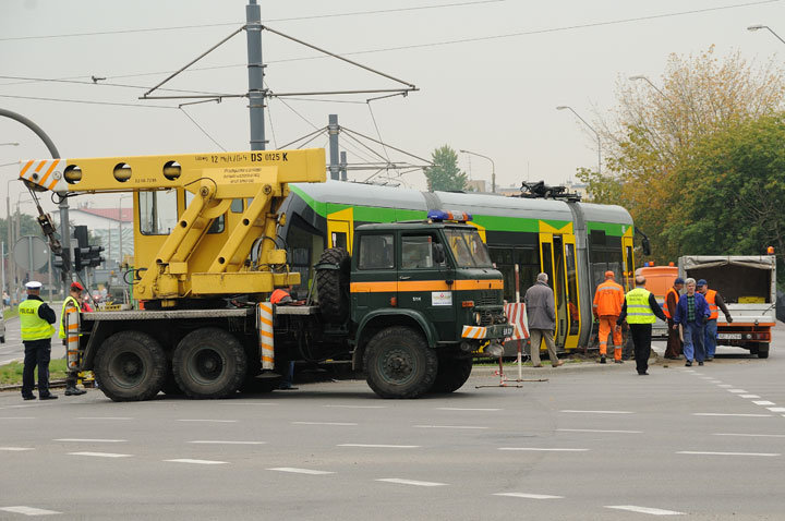 Wykolejenie "trójki" koło Carrefoura zdjęcie nr 49216