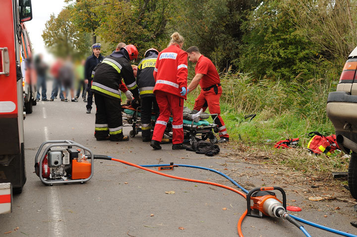 Passat uderzył w drzewo - dwie osoby ranne zdjęcie nr 49231