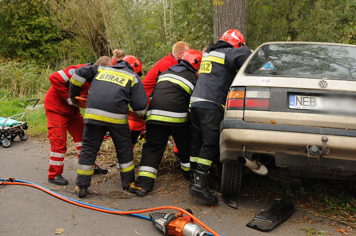 Passat uderzył w drzewo - dwie osoby ranne zdjęcie nr 49230