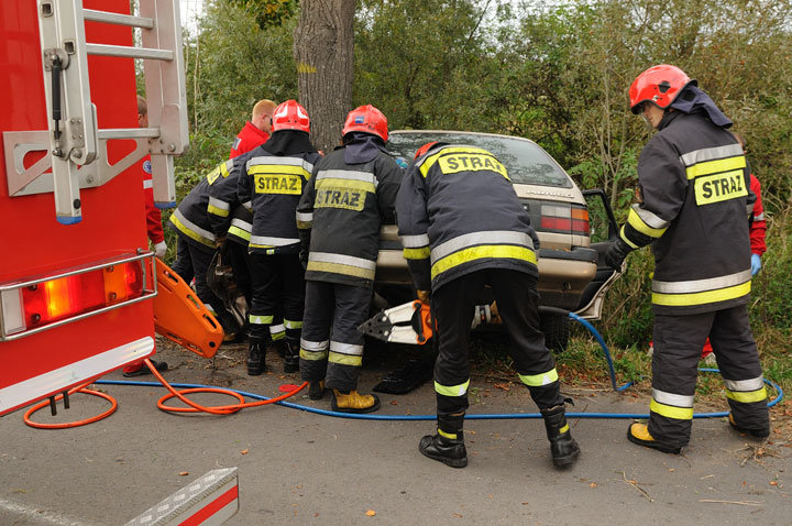 Passat uderzył w drzewo - dwie osoby ranne zdjęcie nr 49229