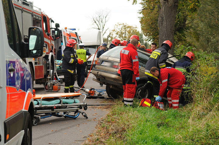 Passat uderzył w drzewo - dwie osoby ranne zdjęcie nr 49224