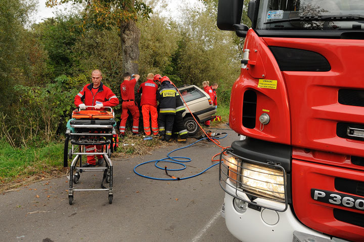 Passat uderzył w drzewo - dwie osoby ranne zdjęcie nr 49226