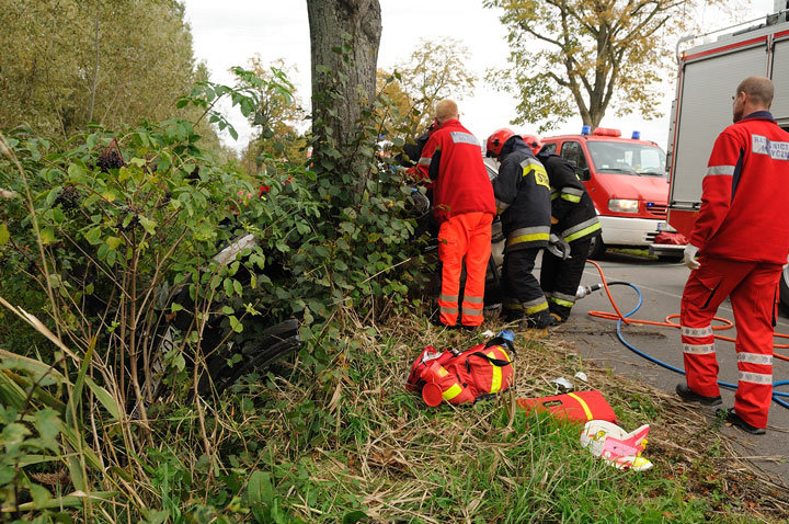 Passat uderzył w drzewo - dwie osoby ranne zdjęcie nr 49227