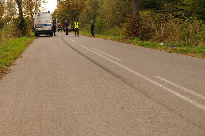 Passat uderzył w drzewo - dwie osoby ranne zdjęcie nr 49242