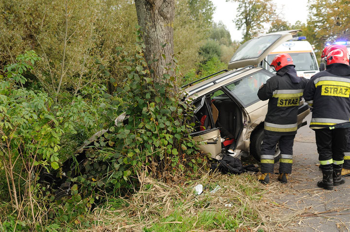 Passat uderzył w drzewo - dwie osoby ranne zdjęcie nr 49239