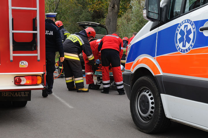 Passat uderzył w drzewo - dwie osoby ranne zdjęcie nr 49234