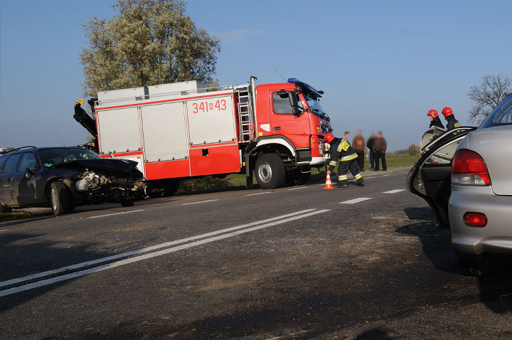 Czołowe zderzenie dwóch aut-sprawca zbiegł zdjęcie nr 49949