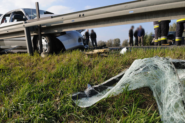 Czołowe zderzenie dwóch aut-sprawca zbiegł zdjęcie nr 49937