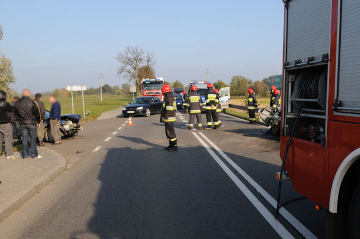 Czołowe zderzenie dwóch aut-sprawca zbiegł zdjęcie nr 49932
