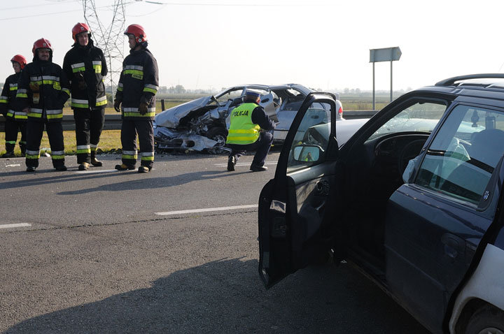Czołowe zderzenie dwóch aut-sprawca zbiegł zdjęcie nr 49946
