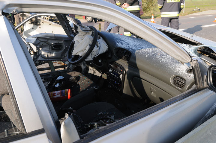 Czołowe zderzenie dwóch aut-sprawca zbiegł zdjęcie nr 49936