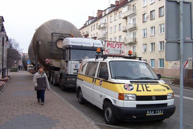  Tego rodzaju transport wymaga obecności pilota, a także eskorty policji

