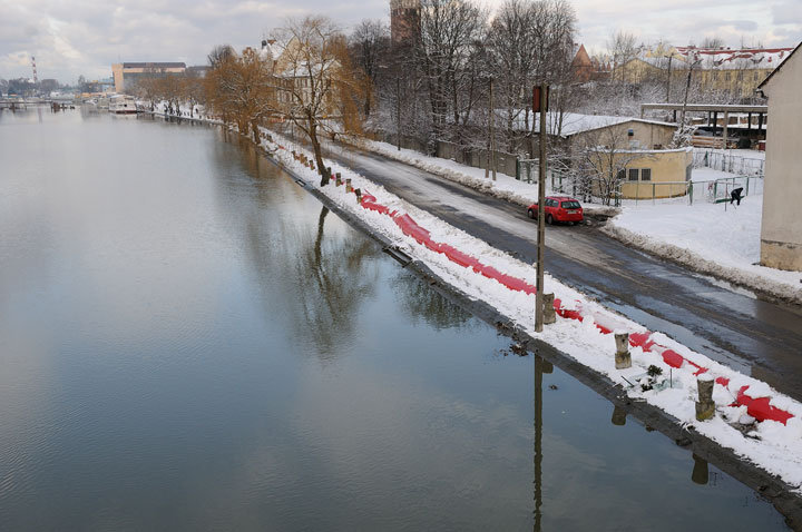 Woda wciąż wysoka ale opada zdjęcie nr 52380