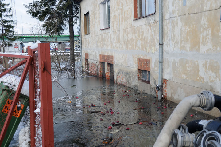 Woda wciąż wysoka ale opada zdjęcie nr 52393