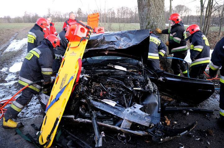 Czołowe zderzenie. Cztery osoby ranne zdjęcie nr 53825