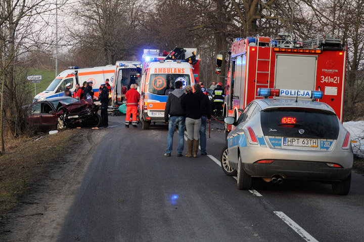 Czołowe zderzenie. Cztery osoby ranne zdjęcie nr 53821