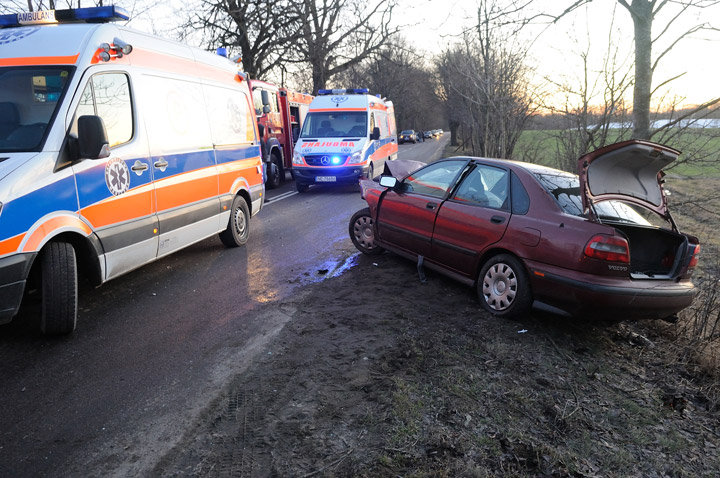 Czołowe zderzenie. Cztery osoby ranne zdjęcie nr 53829