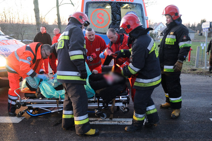 Czołowe zderzenie. Cztery osoby ranne zdjęcie nr 53835