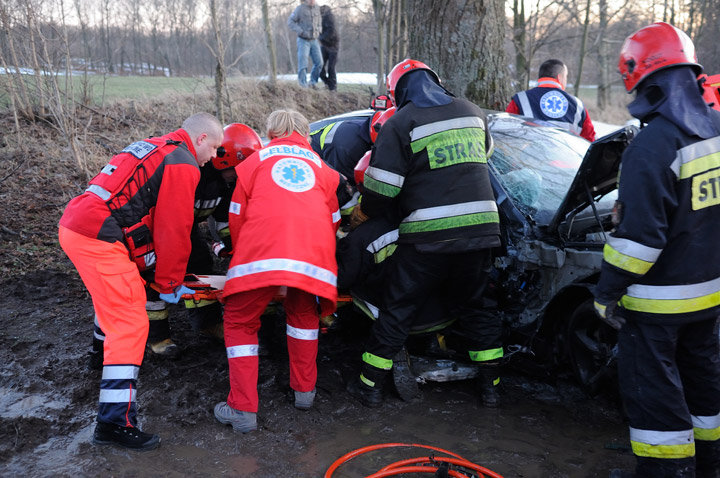 Czołowe zderzenie. Cztery osoby ranne zdjęcie nr 53833