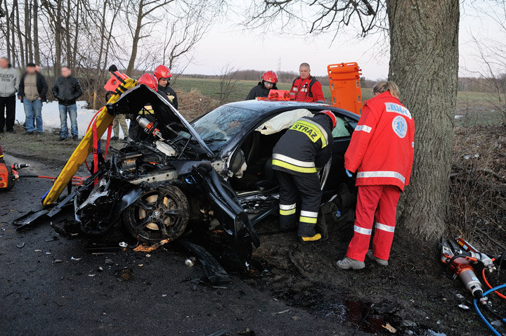 Czołowe zderzenie. Cztery osoby ranne zdjęcie nr 53824