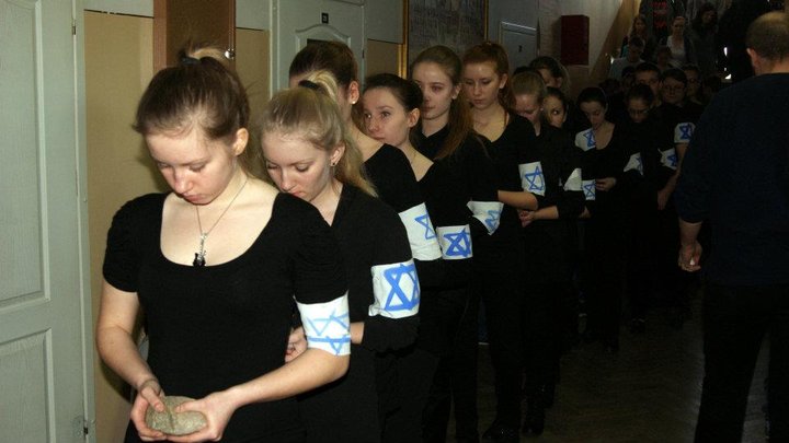 Uczniowie II LO o holokauście... zdjęcie nr 53849