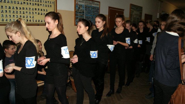 Uczniowie II LO o holokauście... zdjęcie nr 53850