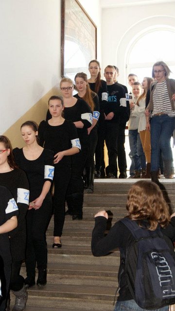 Uczniowie II LO o holokauście... zdjęcie nr 53860