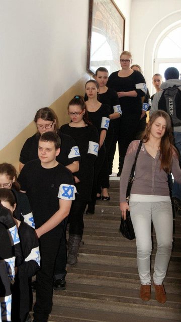 Uczniowie II LO o holokauście... zdjęcie nr 53847