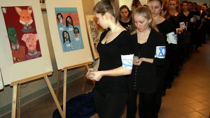 Uczniowie II LO o holokauście... zdjęcie nr 53858