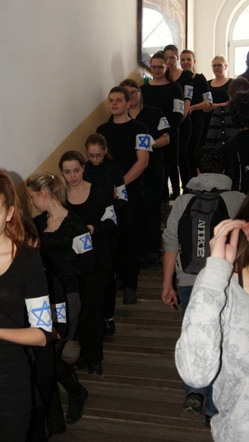 Uczniowie II LO o holokauście... zdjęcie nr 53859