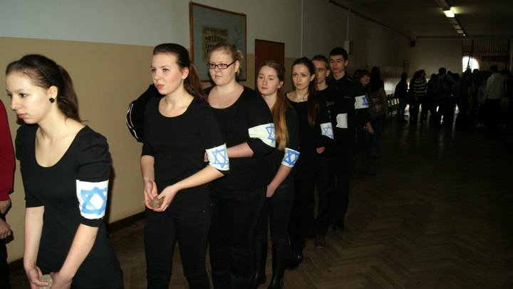 Uczniowie II LO o holokauście... zdjęcie nr 53848