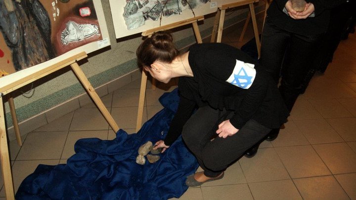 Uczniowie II LO o holokauście... zdjęcie nr 53853