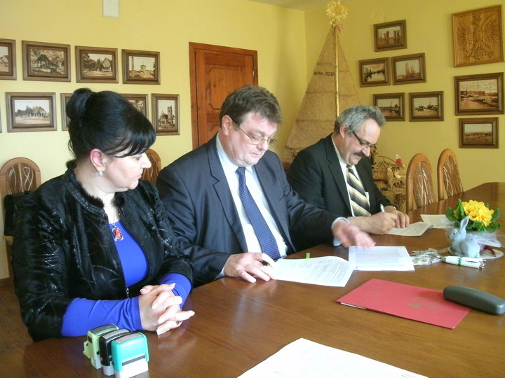 Podpisanie umowy, od lewej: Renata Mrugała, skarbnik Miasta i Gminy Tolkmicko, Witold Wróblewski, członek Zarządu