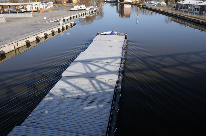 Bizony pchają barki do Kaliningradu zdjęcie nr 55070