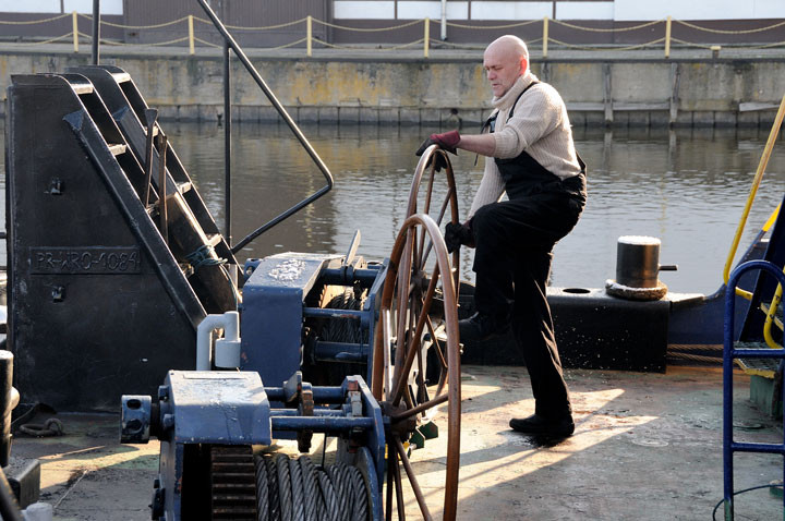 Bizony pchają barki do Kaliningradu zdjęcie nr 55079
