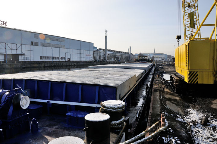 Bizony pchają barki do Kaliningradu zdjęcie nr 55075