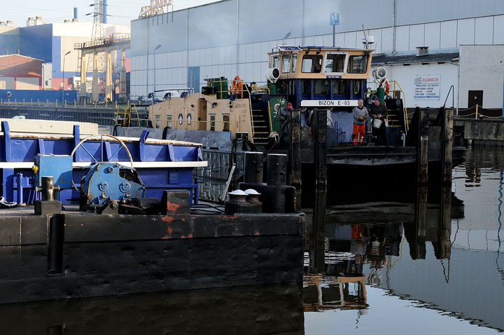 Bizony pchają barki do Kaliningradu zdjęcie nr 55071