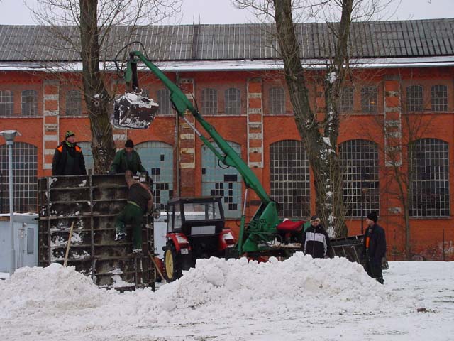 Na początku potrzebny był śnieg uformowany w wielkie prostopadłościany. Sprawę wzięła w swoje ręce ekipa Zieleni