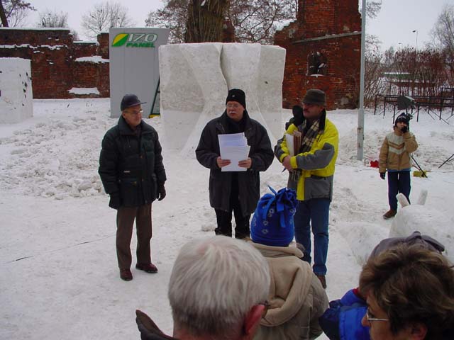 Organizatorzy i gospodarze imprezy wręczyli sponsorom i uczestnikom Snowfestu pamiątkowe dyplomy.
