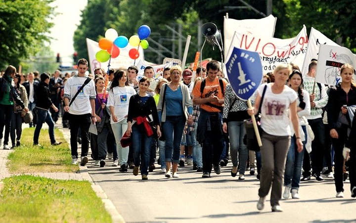 Statystyki alarmują: Coraz młodsi sięgają po papierosa zdjęcie nr 57412