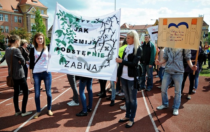 Statystyki alarmują: Coraz młodsi sięgają po papierosa zdjęcie nr 57404