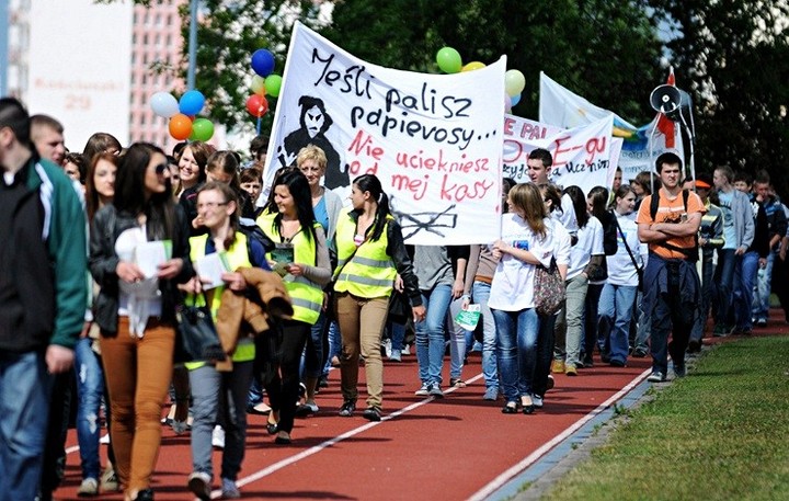 Statystyki alarmują: Coraz młodsi sięgają po papierosa zdjęcie nr 57405