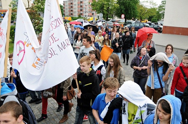 Statystyki alarmują: Coraz młodsi sięgają po papierosa zdjęcie nr 57416