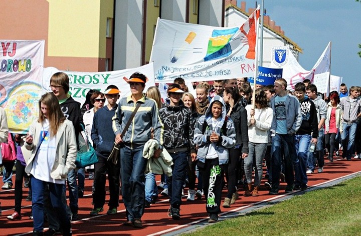 Statystyki alarmują: Coraz młodsi sięgają po papierosa zdjęcie nr 57408