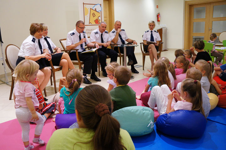 Policjanci czytali dzieciom zdjęcie nr 59479