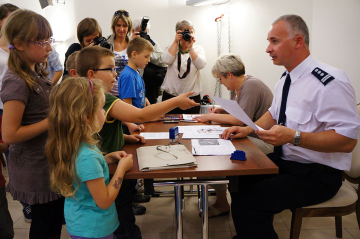 Policjanci czytali dzieciom zdjęcie nr 59489