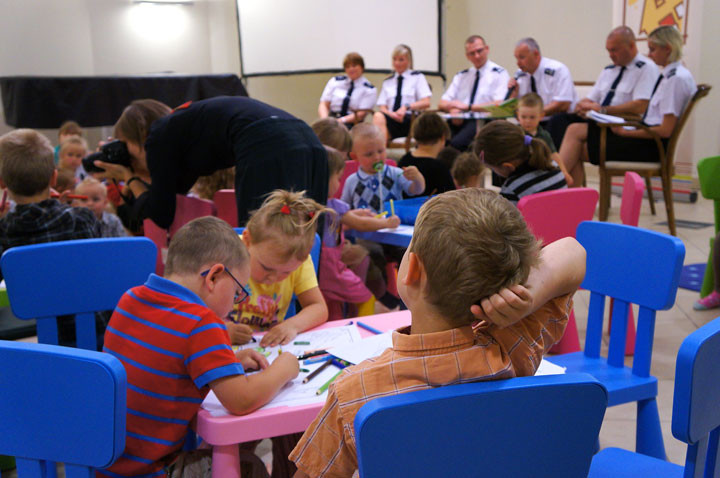 Policjanci czytali dzieciom zdjęcie nr 59470