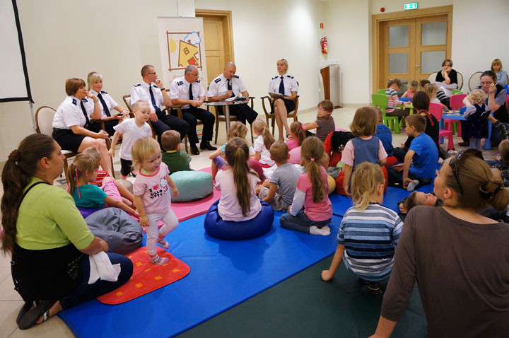 Policjanci czytali dzieciom zdjęcie nr 59486