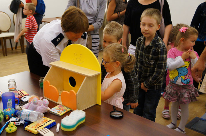 Policjanci czytali dzieciom zdjęcie nr 59497