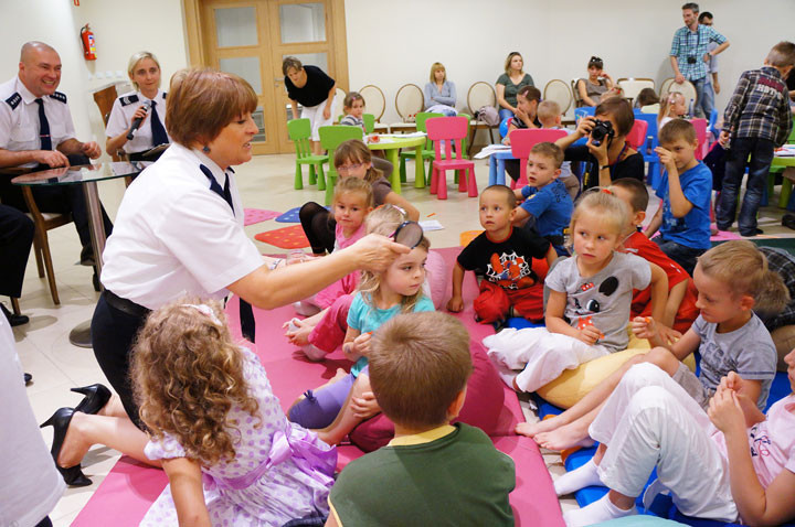 Policjanci czytali dzieciom zdjęcie nr 59480